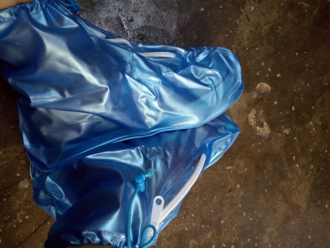 Không để size cho tiện khách hàng chọn. Mua về mở ra thấy size 38-39 hú hồn, nhưng không sao size giày mình 37 cũng tạm ổn, rút dây trên cổ ủng lại là được, không rộng lắm. Chỉ tiếc không để size thôi!