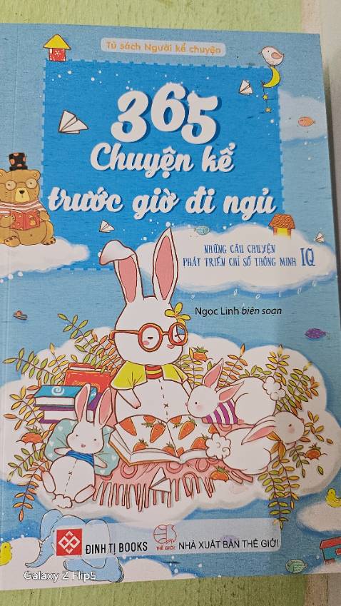 Mình thích phong cách vẽ của cuốn xanh dương này. Giống cách vẽ của cuốn màu hồng.
