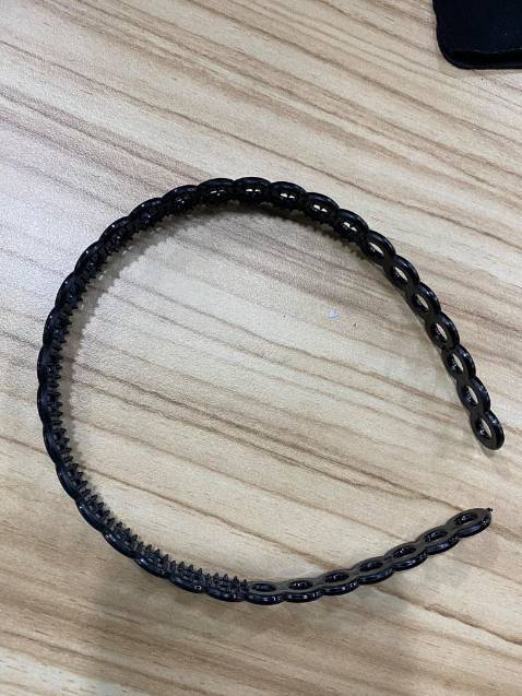 Không chắc chắn lắm , đeo sẽ hơi cấn 2 bên nhưng với mức giá thì ổn