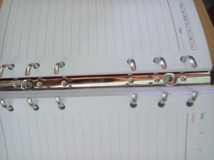 Nghĩ là da thô nhưng sp rất mềm và đẹp luôn, bên trong nhiều ngăn, còng có thể thay ruột rất tiện lợi, giá cả phải chăng. cảm ơn shop