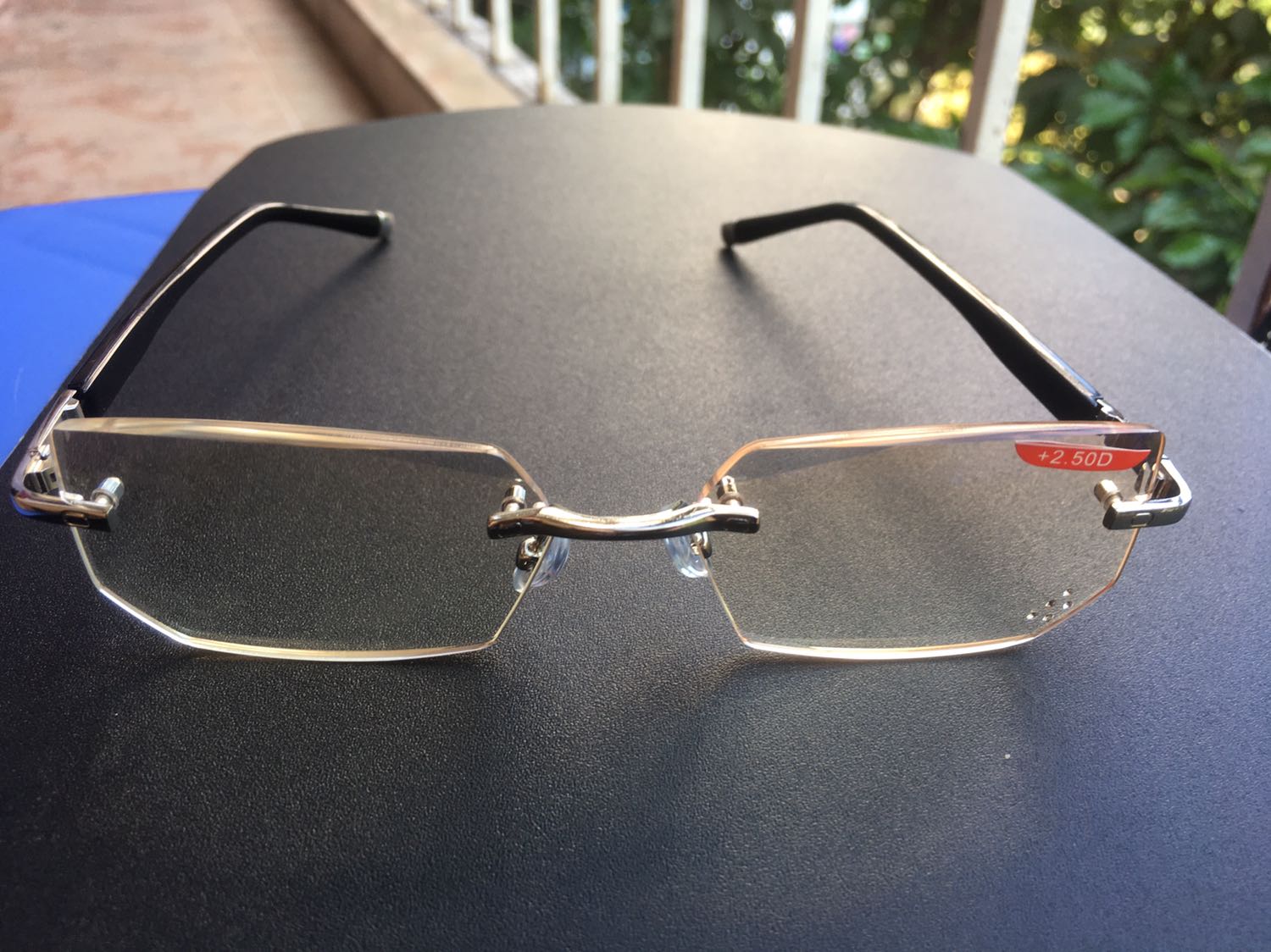 Hình dáng đẹp - nhẹ. Nữ tính, nhìn rất rõ sáng - khác hình mẫu là có các dấu chấm trên kính tạo cảm giác không thoải mái. Độ bền chưa biết vì vừa mua. Hàng đóng gói đẹp cẩn thận.