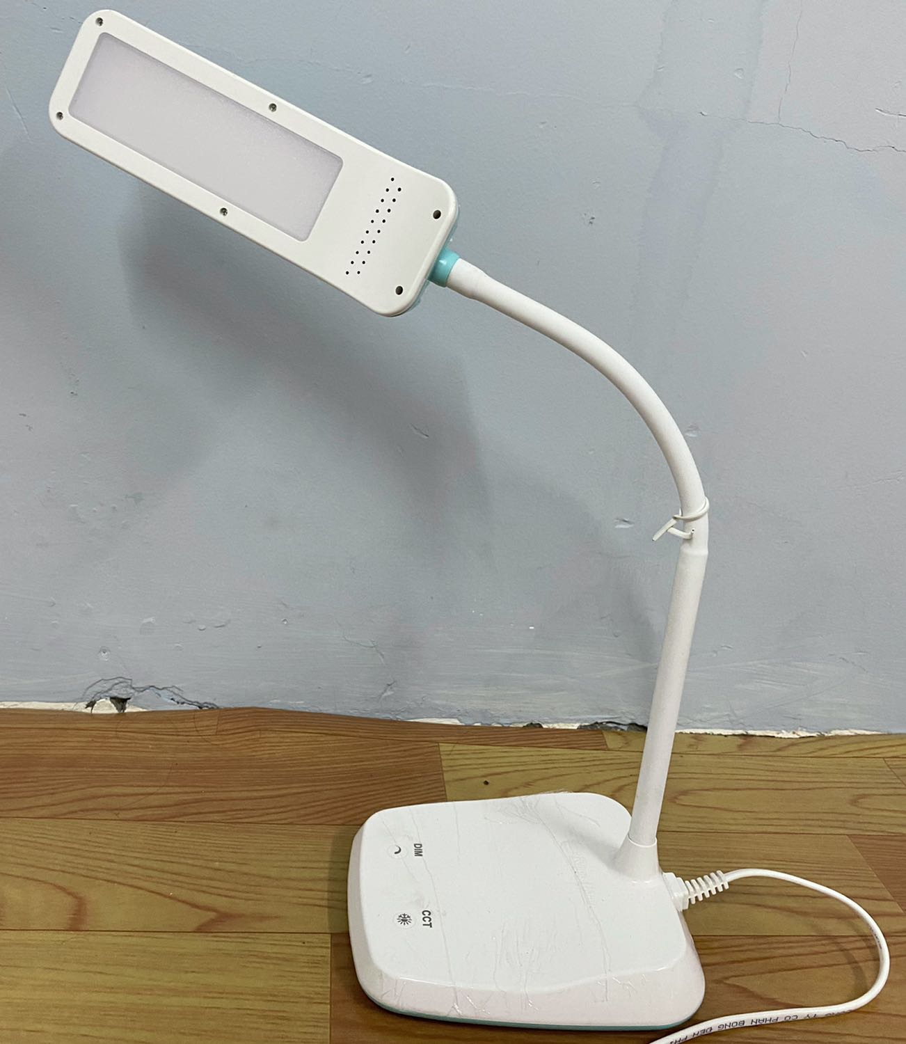 Giao hàng nhanh, đèn nhìn thời trang
Có 3 mức độ sáng: sáng nhẹ- vừa- mạnh và 3 mức độ ấm của ánh sáng: ánh sáng trắng- vàng nhạt- vàng nhiều.
Vừa dùng học bài vừa để ngủ được luôn nhé. 
Mua ở tiki rẻ hơn mua ở website Rạng Đông. Mình đã mua của cả 2 bên, chất lượng như nhau đều chính hãng