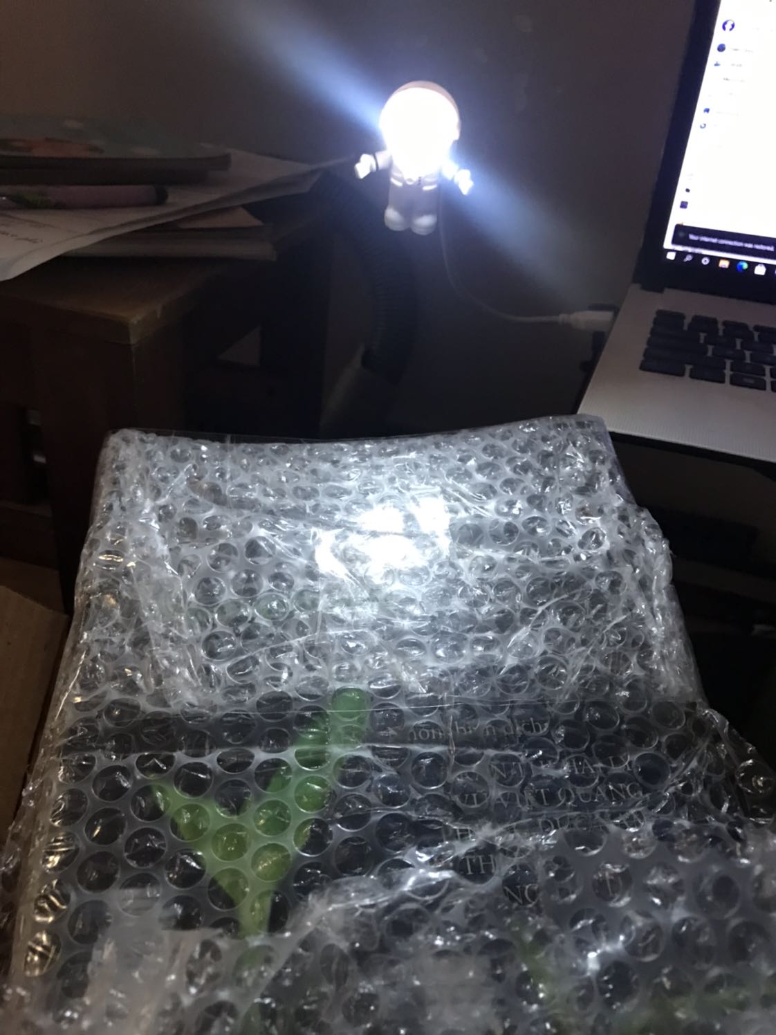 Đầu tiên cảm ơn đơn shiper cũng như đội ngủ tiki đã giao hàng rất đúng thời gian! Mình chỉ mới đặt hôm 1/11 mà tới 3/11 đã nhận được, còn thái độ với tác phong giao hàng bên tiki thì không còn gì bàn nữa ạ. Về phía nhà cung cấp FinFin thì đã tạo điều kiện cung cấp sách này lại cho đọc giả, điều này mình đã đợi chờ từ lâu, nay trên tay mình đã chính thức được cầm cuốn sách này, không còn gì tuyệt hơn. Về cách đóng gói thì mình nghĩ FinFin đã làm rất tốt-kỹ và cẩn thận, cách đóng gói thì mn có thể xem dưới hình. Về nội dung thì mình được biết tới từ rất nhiều người nổi tiếng về lĩnh vực tài chính giới thiệu, nên chắc nội dung thì mình cần thời gian để tìm hiểu và xác thực. Cuối cùng thì cảm ơn đội ngũ Tiki cùng với nhà cung cấp FinFin một lần nữa.