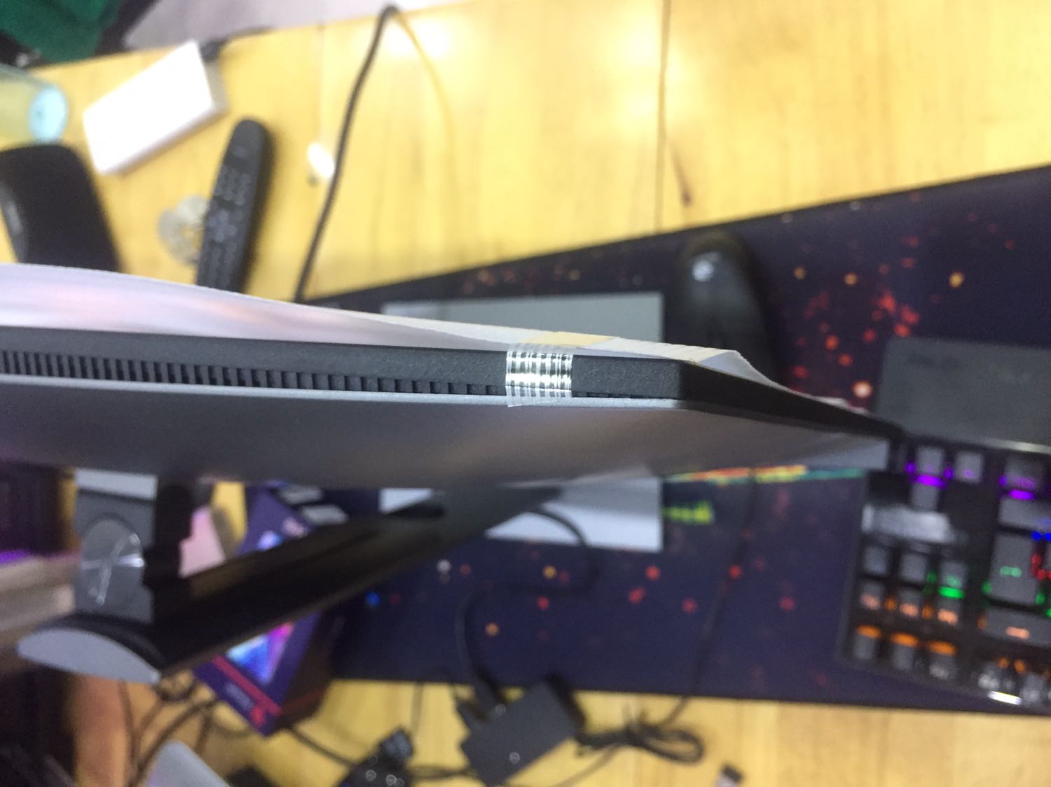 - Màn hình hở sáng nhẹ nhưng ko sao. Nhưng k hiểu sao màn hình nó cứ ám vàng vàng cộng thêm xanh lá. Nói chung màu nó ko được trong cho lắm. Không biết lỗi hay là đặc trưng màn dell là vậy. Mình check bảo hành thì thấy đã kích từ tháng 10. Vậy là trôi bảo hành tận 1 tháng rồi. 
- Đơn vị phân phối là petro gì gì đó nhập hàng về. Keo thì 1 lớp đã cắt ra. Rồi dán lại bằng keo của nhà phân phối. 
- Đóng hàng tiki kì này khá tệ. Chỉ chi 1 lớp mút ép 1 bên màn hình. Vận chuyển tới mình hộp bị móp sơ hết rồi
- Điều cuối cùng mong mọi người giải đáp là màn hình dell có bị ám vàng ko. Cần phải cân chỉnh lại hay là nguyên thuỷ màn đã đẹp sẵn ko cần tinh chỉnh. Cám ơn mọi người đọc bài đánh giá của em.