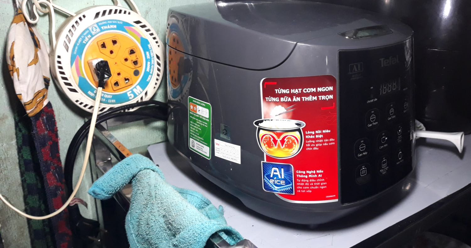 Màu ở ngoài nhìn sang lắm nhen, lồng nồi rất chắc chắn, thao tác nút chức năng rất dễ dùng, người lớn nhà mình xài được nha, để dùng thêm 1 thời gian sẽ review thêm, còn h là ưng bụng lắm nha 😁