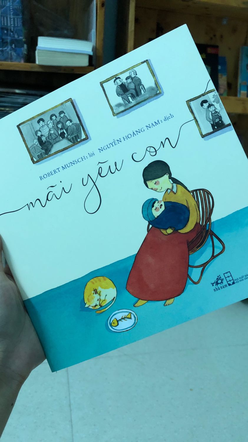 Mặc dù hơi nhiều chữ nhưng cuốn sách này có thể đọc được cho bé từ 0 tuổi nghe. Cuốn sách là hành trình từ ngày đầu mẹ còn ẵm con trong vòng tay, đến khi cậu trở thành một người bố. Âm điệu tưởng như vội vã lại nhẹ nhàng như lời ru ấy.
Con ơi yêu con mãi mãi
Thương con chẳng thể xa rời
Chừng nào trái tim còn đập
Con là riêng của mẹ thôi