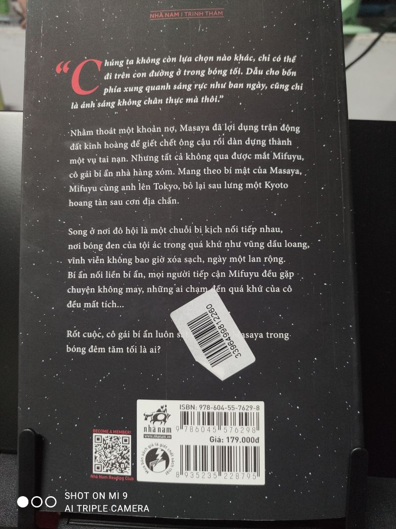 Ấn tượng với bìa sách với lại luôn yêu quý các tác phẩm của tác giả Higashino nên quyết định đặt mua. với lối dẫn dắt tài tình của tác giả, thật sự không uổng phí 2 ngày mình nghiền ngẫm tác phẩm này. đối với mình, có lẽ mình không thích cái kết của tác phẩm, nhưng mình thấy cái kết như thế mới thật sự đúng là cuộc sống, cuộc sống không có chỗ hoàn hảo. một tác phẩm rất hay mà mình rất thích sau Phía sau nghi can X. một điều đáng tiếc đó là truyện không có bookmark. 
về dịch vụ giao hàng không bàn cãi, giao hàng nhanh và thân thiện. luôn ủng hộ Tiki.
