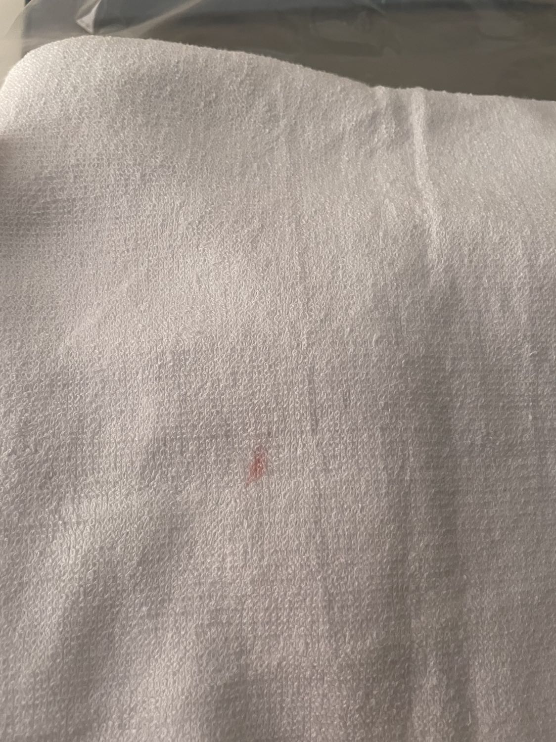 Khăn cứng, vừa dính màu vừa dính bụi giống hàng đã qua sử dụng