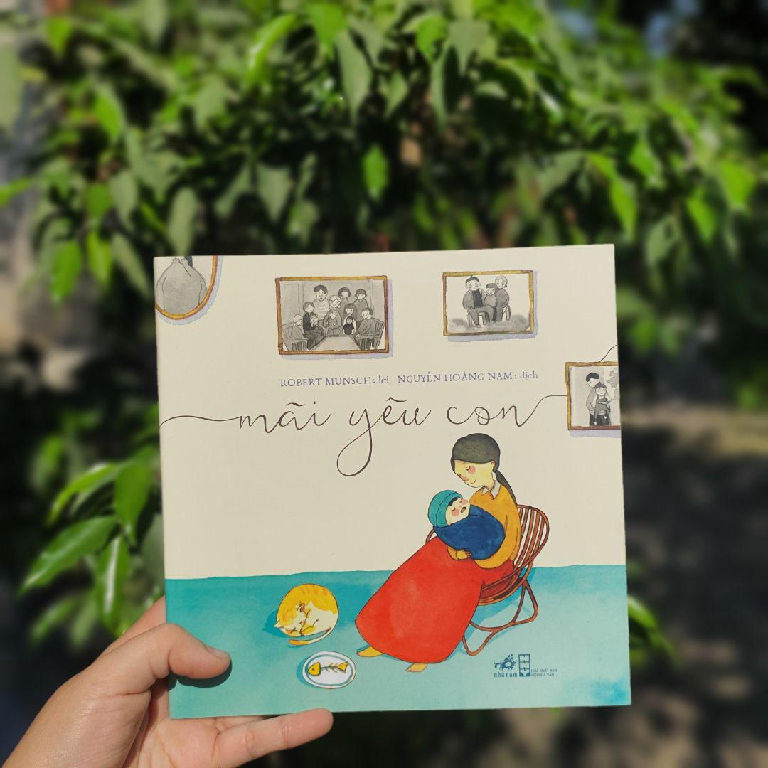 sách rất đẹp. bìa cứng bóng trơn. màu sắc hình ảnh thiết kế đẹp. rất hài lòng. câu chuyện giúp gắn kết tình cảm mẹ và con hơn, biết cách bộc lộ cảm xúc và điều đó là điều nên làm đối với các thành viên trong gia đình đặc biệt là với trẻ nhỏ.