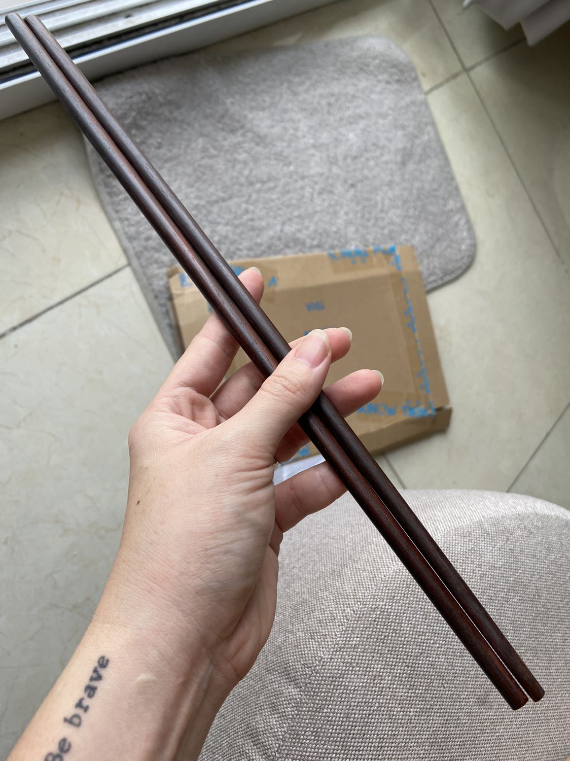 Gỗ đẹp nhưng đầu đũa bên bự bên nhỏ nên nhìn cũng hơi ngứa mắt tí. Độ dài chuẩn. Mình hài lòng, chắc mua thêm đôi nữa để bên bự bên nhỏ, ráp vô đôi này cho đều ^^