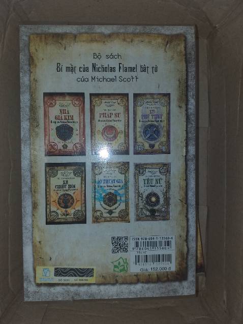 Sách bìa đẹp, nội dung hay, không bị trầy hay rách chỗ nào, đã mua được bốn cuốn trong bộ này rồi giờ mua thêm quyển này nữa, sách dày, mới, chất lượng tốt