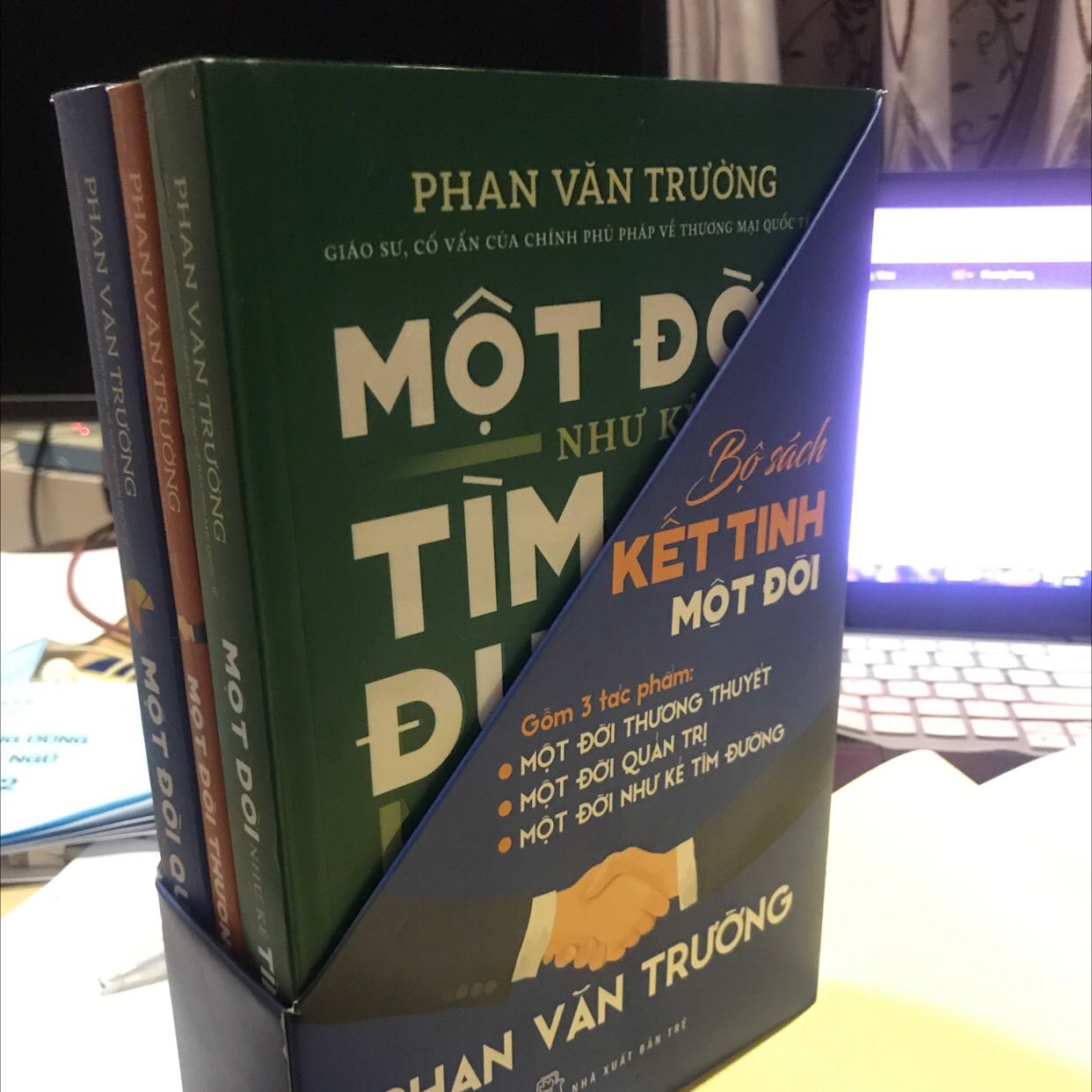 Được biết đến sách thông qua nghe các postcast của thầy và say mê cách thầy truyền đạt lại kiến thức cũng như tư duy của thầy thế là mình ôm ngay 3 quyển về đọc.