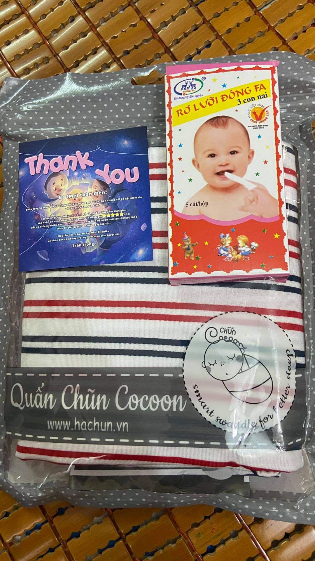 - Lâu rồi mới mua một sản phẩm chất lượng từ brand Việt Nam nên quyết định review ngay cho shop. Sản phẩm chất lượng từ chất liệu, cách đóng gói, quà tặng và sự nhiệt tình tư vấn từ shop. Các mẹ đang phân vân thì nên chọn sp này để giúp con ngủ sâu, ngủ ngoan. Sẽ ủng hộ shop thêm!