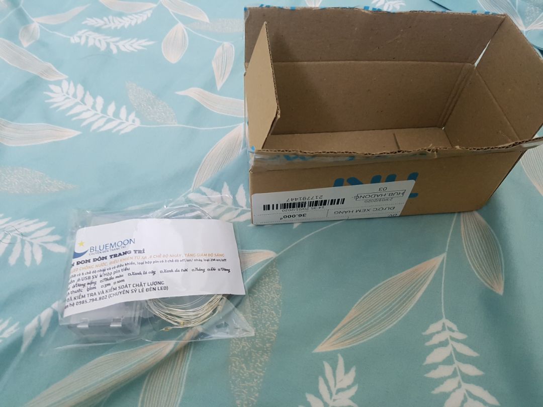 đóng hộp chuyên nghiệp, giao hàng nhanh, đèn trang trí phòng lung linh, dây đèn chắc chắn, bóng led thiết kế mới, lạ, nhìn giống đom đóm thật. nói chung thực sự đáng tiền. Mình sẽ mua thêm các mẫu khác nữa để trang trí nhà Tết này ạ