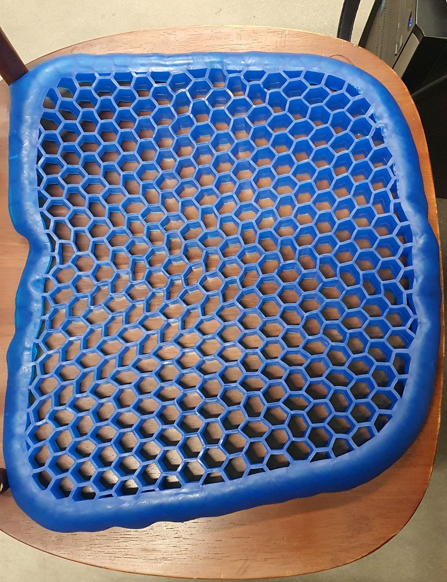 Đệm cao su dẻo rất êm, gai nệm cắt cũng gọn gàng. Thiết kế chỗ dày hơn là để phía trước ngồi êm nên các bạn đừng nghĩ đúc hàng ko đều hay hàng lỗi nhé. Được tặng túi vải đen bọc lại sẵn giúp luôn, túi cũng có gai cao su để tiếp xúc với ghế cho ko bị trượt nữa. Túm lại mình rất hài lòng!