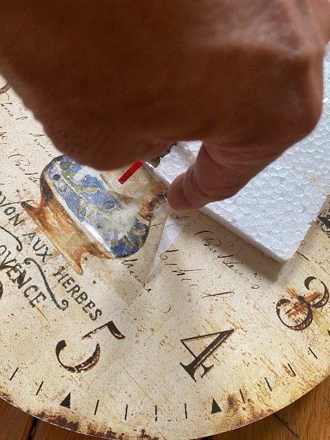 - Giao hàng không đúng với hình ảnh sản phẩm đặt mua
- Dùng băng dính dán trực tiếp lên bề mặt sản phẩm, khi tháo ra làm bong tróc hình in trên sản phẩm, làm hư hoàn toàn mặt đồng hồ