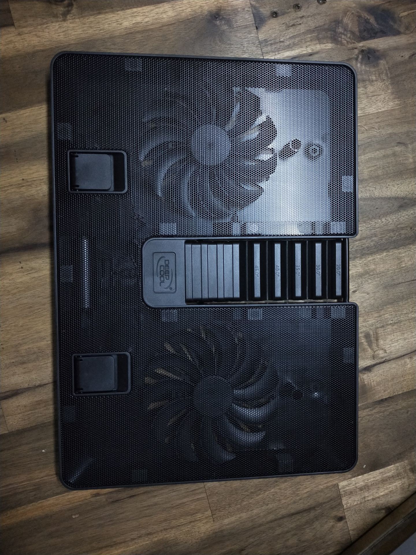 Quạt rất mát, đẹp, có cả tem chính hãng nữa, giao hàng đúng hẹn, đáng giá 5* .Giá thành vừa rẻ nữa, những bạn tài chính không nhiều như mình nên mua :3