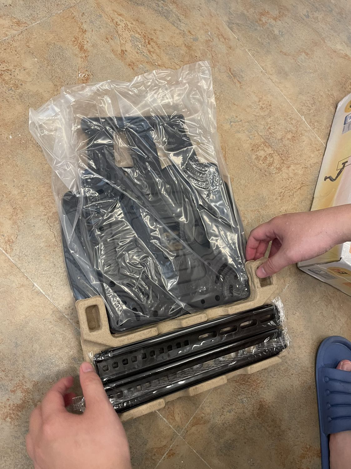 Đã treo tv 65in, chất lượng ổn, chưa biết có bền không, hướng dẫn khó đoci