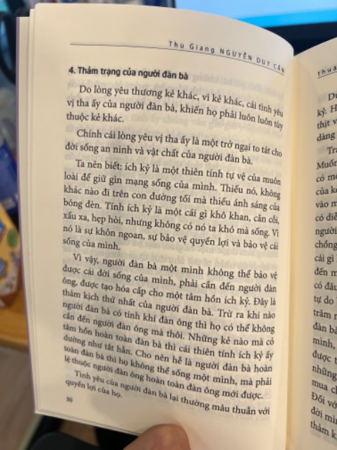 Cuốn này vì được viết vào năm 1961 nên nội dung nhận biết rất khác so với thời đại bây giờ. Mình đọc những nội dung về suy nghĩ rập khuôn và cảm thấy như một sự gán ghép, hạn chế đi những điều ở cả 2 giới có thể phát huy. 

Đàn bà phải phụ thuộc đàn ông, đàn ông bản chất là vị kỉ - đây đều là những nhận xét thiên kiến và không có bất kì nghiên cứu nào chứng minh ấy.

Thất vọng khi nhà xuất bản cho tái bản ấn phẩm với những tư tưởng đã cũ này, và không biết mục đích chính thực sự là gì? Cổ xuý tiếp tục suy nghĩ của tác giả hay sao? Việc cụ viết vào năm 1961 nên nội dung khác biệt mình hiểu, chỉ không hiểu NXB Trẻ.