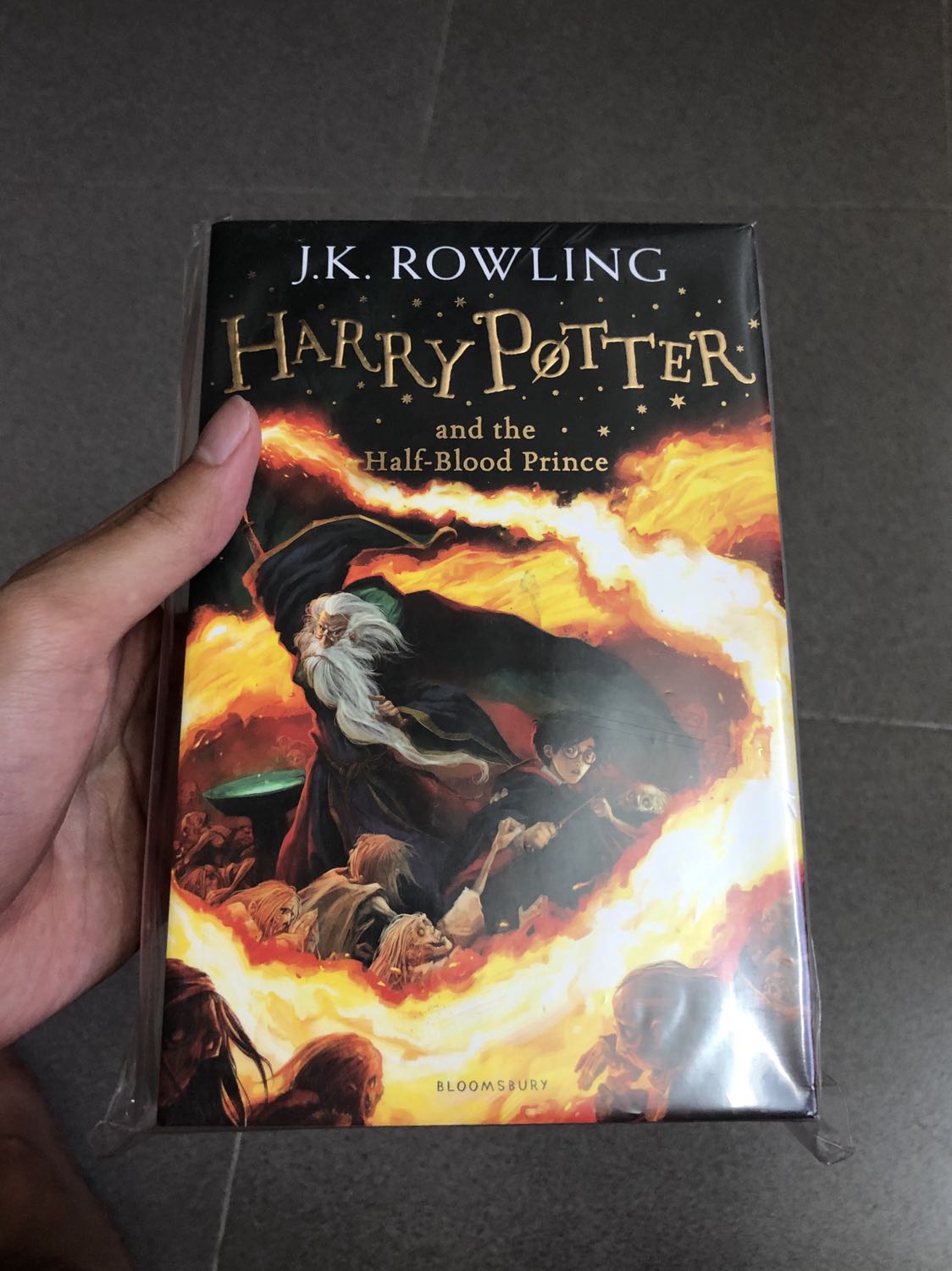 Sách đợt này rất ok, có bọc bảo vệ sách an toàn, tuy nhiên vẫn còn vài chỗ bị bụi bậm và trang sách có tí tí bị hở ra. 
Nói chung thì lần này mình hài lòng với các làm việc của tiki hơn lần trước.