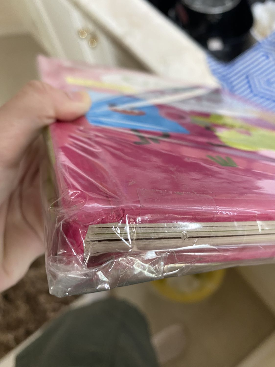 Dạo này sách Tiki giao cũ, gãy sách nhiều quá. 
Mình mua lần nào cũng bị nhưng thường xuyên quá phải đánh giá momg Tiki cải thiện lại chất lượng.