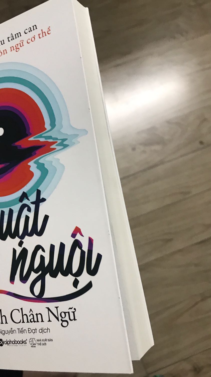 Mình có tích vào sử dụng bookcare mà không bọc cho mình. Mình chưa đọc nên tạm thời chưa review về nội dung. 
Mình không thích cách làm bìa nhô ra 1 chút so với những trang phía trong. Không biết cuốn nào cũng nhu thế hay mỗi cuốn của mình