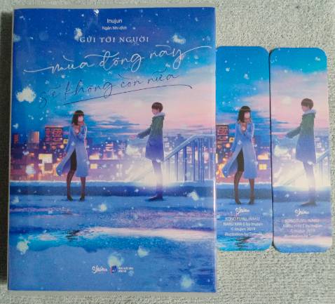 Bìa màu rất đẹp, bao sách kĩ càng, bookmark xinh xắn. Sách rất hay và tuyệt vời.