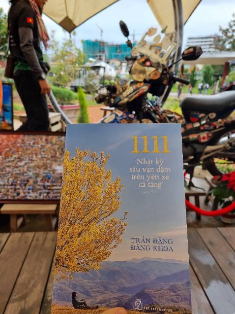 "Nhật ký sáu vạn dặm trên yên xe cà tàng" là một quyển sách thực sự truyền cảm hứng cho những tâm hồn ưa khám phá từ chuyến đi vòng quanh thế giới kéo dài 3 năm bằng xe máy của anh Trần Đặng Đăng Khoa. Đọc sách mình thấy được hình ảnh một người dám làm, dám can đảm bỏ lại tất cả để tự cho mình cơ hội sống với đam mê dù không biết trước được ngày mai sẽ ra sao theo cả nghĩa đen và nghĩa bóng, để hoàn thành được giấc mơ lớn của cuộc đời. Một cuộc đời đáng ngưỡng mộ và nể phục.
Một trích đoạn rất ý nghĩa ngay từ những trang đầu  của cuốn sách: "Còn đáng tiếc hơn nữa với người đã nhận thức được rằng nếu một ngày nào đó không được nhìn ngắm thế gian, không được hoàn thành tâm nguyện về một chuyến đi không hẹn ngày về, không một lần được cảm nhận sự tự do và tìm thấy hạnh phúc thì sau này mất đi sẽ trở thành một linh hồn vất vưởng chìm đắm giữa không gian vô cùng, với nỗi tiếc nuối nghẹn ngào không nguôi vì đã không lựa chọn đi con đường của mình"