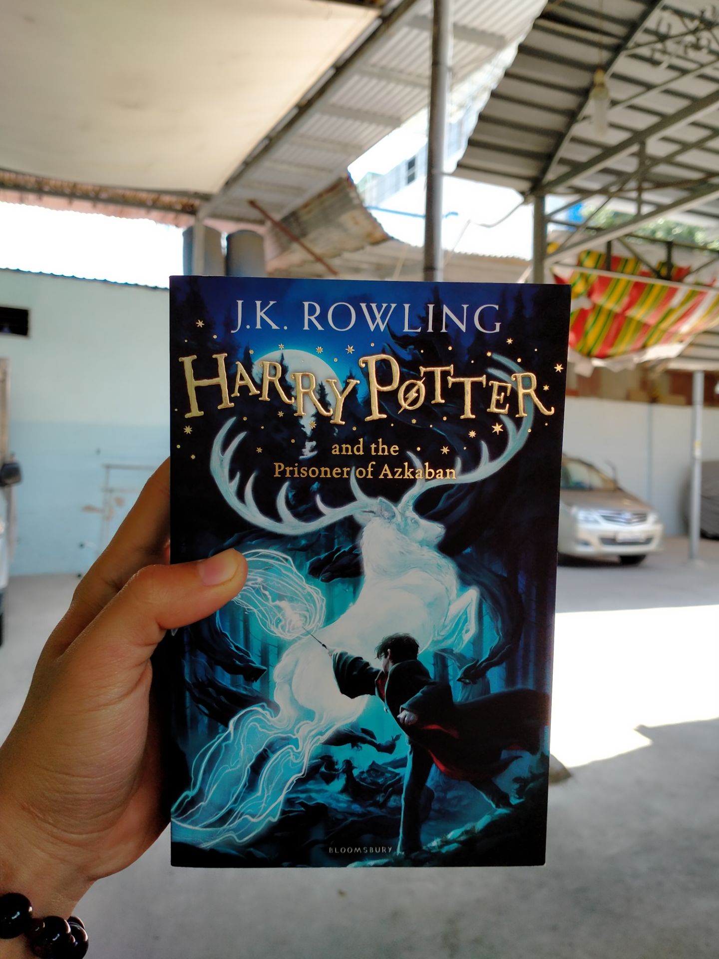 Bìa rất đẹp và các góc của sách đều không bị móp méo. Chất lượng giấy cũng tốt.