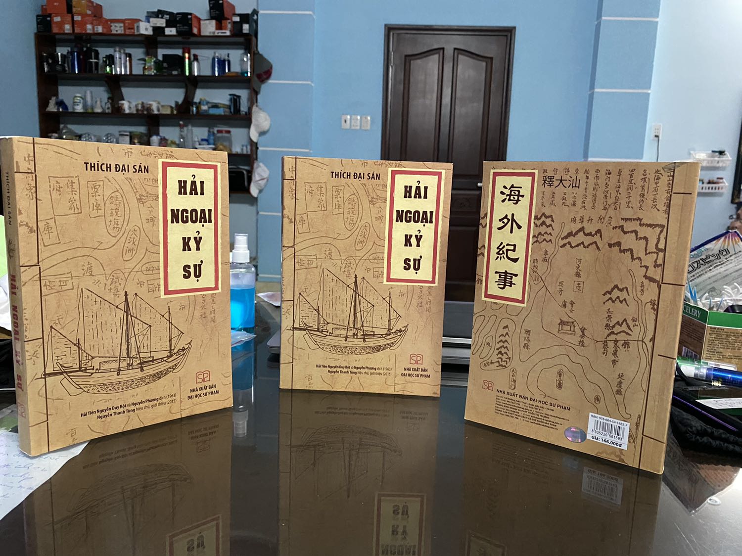 Tôi ngỡ bộ "Hải Ngoại Kỷ Sự" là ba cuốn, nhưng 1 bộ chỉ có 1 cuốn. Cho tôi trả lại 2 cuốn được không?