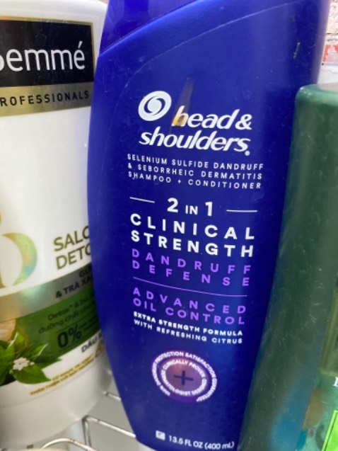 Mùi hương thơm thoáng. Đã dùng hết 1 chai và thấy k còn rụng tóc nhiều nữa. Ít tiết nhờn hơn