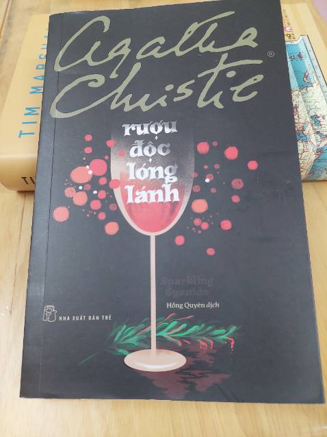 Bi kịch tiếp nối bi kịch sau một năm tại cùng một địa điểm với chính những con người đó trên một chiếc bàn ăn. Thủ phạm dù thông minh và liều lĩnh nhưng khi vòng vây khép chặt cuối cùng cũng bộc lộ chân tướng.
Không quá bất ngờ ở đáp án, điều bất ngờ là lời giải. Một tác phẩm hấp dẫn của Agatha Christie, bà quả thực là uyên bác trong việc thấu hiểu tâm lý con người.