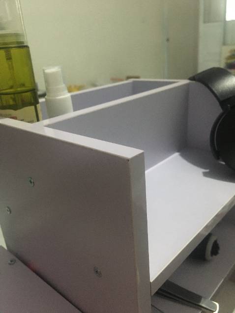 Kệ bụi thì mình không nói. Chỉ là mẫu không đúng như mô tả, mẫu bo viền mà về lại vuông góc như vậy, lắp cũng được mặc dù hơi mệt chút. Giao hàng thì rất nhanh rồi