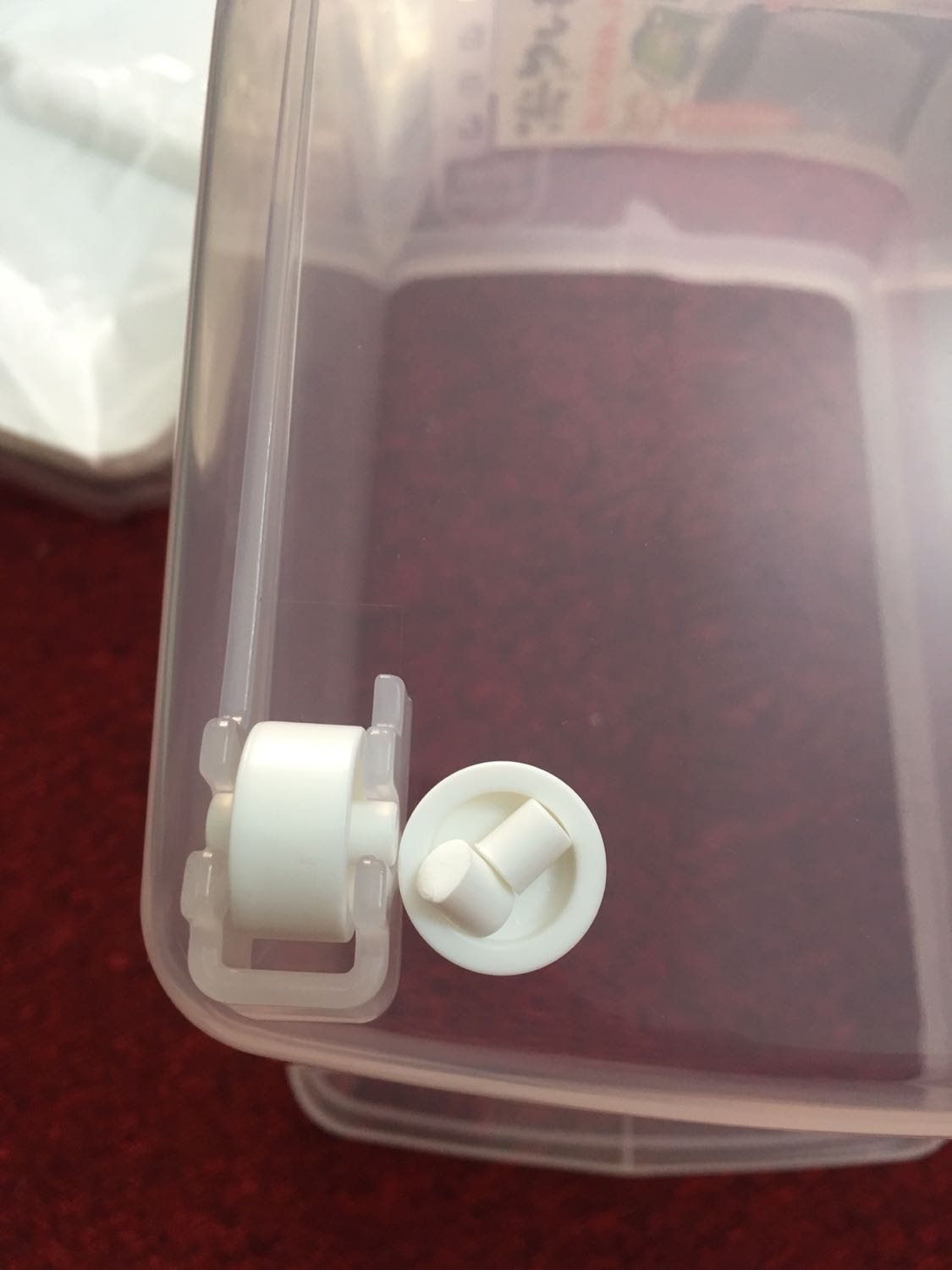 Thùng bị gãy bánh xe ở dưới nhưng vẫn gửi hàng cho khách. Quá tệ