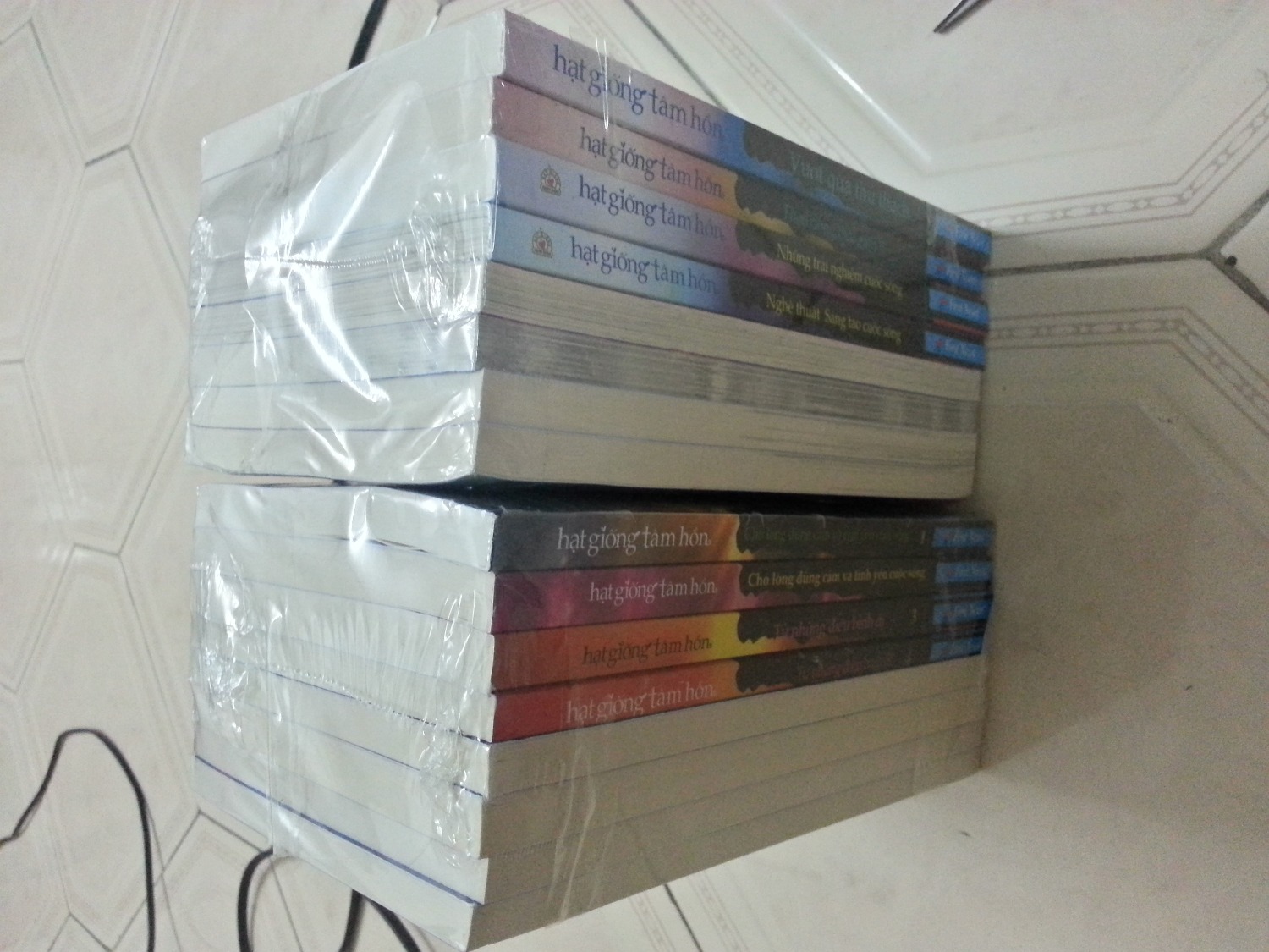 Giao hàng đúng giờ, đóng gói hàng cẩn thận, nội dung rất hay và ý nghĩa trong cuộc sống phù hợp với mọi lứa tuổi từ học sinh, sinh viên, người đi làm, hay những người lớn tuổi, hơi tiếc là có 1 vài chỗ chữ in mờ và sai chính tả, chất lượng giấy khá tốt. Nếu giấy hơi vàng tí thì nhìn sẽ sang chảnh hơn. Hài lòng với bộ sản phẩm này.