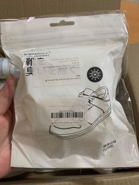 Sản phẩm được đóng gói rất cẩn thận, giao hàng nhanh, sản phẩm combo 6 viên khử mùi giày dép quần áo đồ dùng , dùng dễ dàng tiện lợi và rất thơm 
Đặc biệt được shop tặng kèm quà nên rất ưng