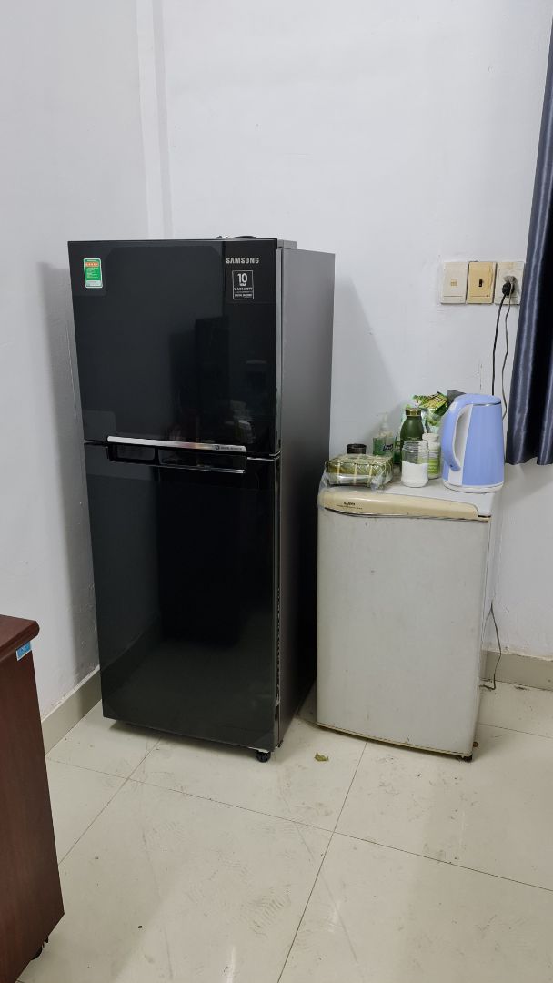 Sản phẩm đẹp, đã từng mua thử tủ lạnh samsung, toshiba, mitsubishi, sharp cho cơ quan, gia đình, nhận thấy dùng rất ổn không thua kém các tủ lạnh thương hiệu khác.  Tiki pro giao hàng nhanh, chuyên nghiệp và dễ thương, giá phù hợp, nên mua.