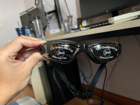 Shop giao hàng nhanh.
Sản phẩm có độ hoàn thiện rất đẹp, kính ôm mắt, không bị nước vào.
Tem phiếu bảo hành đầy đủ.
Đóng gói đẹp, kỹ càng.