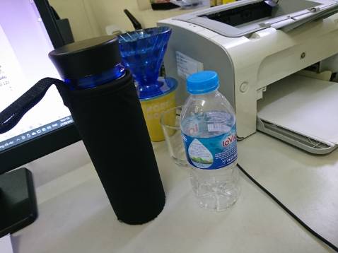 Đã mua 03 màu: đen đỏ, trắng xanh và lần này là đen xanh. Cực kỳ hài lòng với chất lượng sản phẩm. Nhân viên giao hàng chờ ko kịp, thay vì xuống xe máy đặt trước cửa thì ngồi trên yên ném hộp đồ vào cửa, móp hộp mà bình ko sao. :)