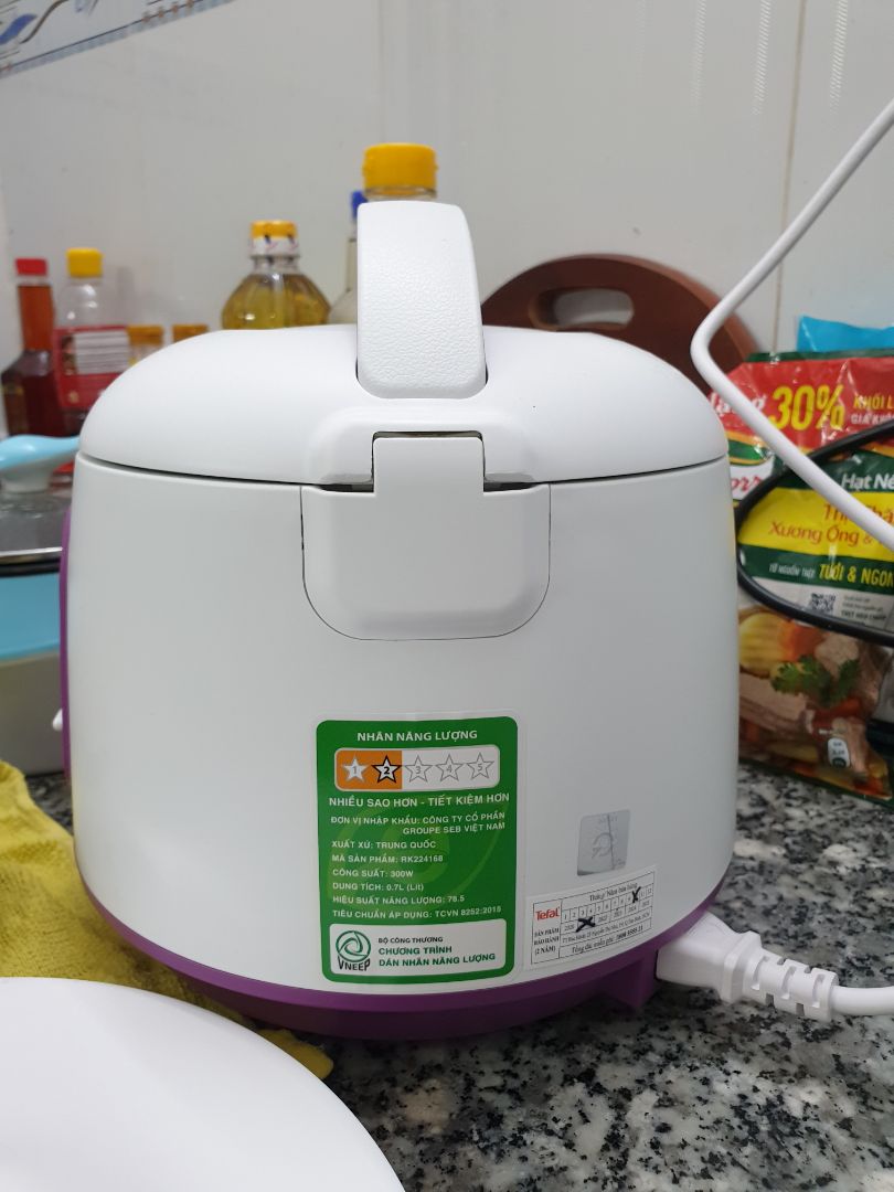 1. Nồi phù hợp cho 1 bữa ăn của nhà có 1 người hoặc 2 người hoặc 3 người (1 nam + 1 nữ + 1 bé). Vì nồi nấu được 4 cốc (160ml/cốc), 1 nam trưởng thành chỉ cần 1 cốc/bữa đã đủ no, nếu cùng lắm thì chỉ cần 1,5 cốc.
2. Nồi tiện lợi, có vạch chia ở thành nồi, hướng dẫn đổ bao nhiêu nước cho bấy nhiêu cốc.
3. Vật liệu tốt, cầm nắm, cảm nhận chắc chắn.
4. Nồi phù hợp với phòng có diện tích nhỏ do nồi bé, dễ di chuyển, không chiếm nhiều diện tích.