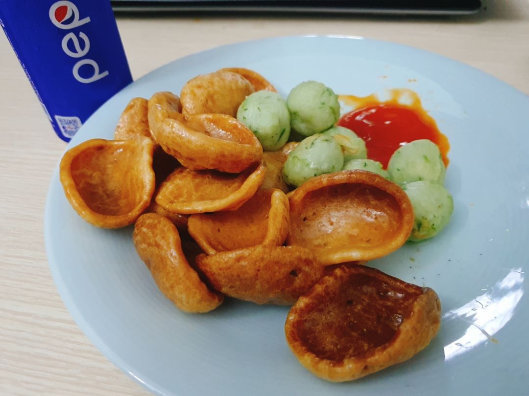 Nhà có 2 người vừa đủ ăn thôi. Đôi khi còn thấy hơi nhỏ í. Còn nhà đông nên mua loại to hơn. Nếu canh sale mua loại 9650 đôi khi hơn giá loại này có vài trăm. Nên cân nhắc mua loại to. Mình canh sale 4tr6 dc tặng kèm nồi cơm điện to chà bá lửa, dc tặng đúng lúc nồi cũ tróc hết lớp chống dính. Giao hàng siêu đỉnh luôn. Đặt hàng 1 cái sau 30ph shipper đã giao rồi.