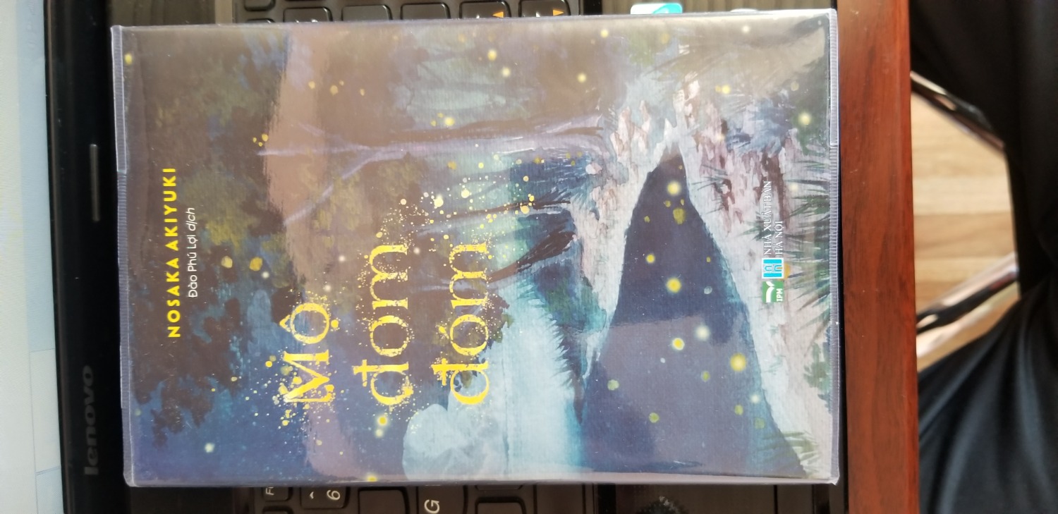 Tiki giao hàng nhanh.
Sách được bọc bằng Bookcare cẩn thận và đẹp.
Tiếc là sách không được tặng kèm bookmark. (T_T)
Do đã coi phim và ấn tượng để lại rất sâu sắc nên mình mua về để sưu tập chứ không có ý định đọc vì cái kết buồn lắm.