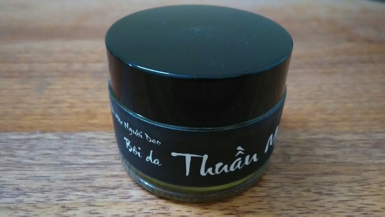 Da chân mình mỗi khi thời tiết khô lại bong vảy ngứa rát, nên hay dùng cao thuần mộc của thanh mộc hương, mua trên tiki hàng chuẩn, giao nhanh