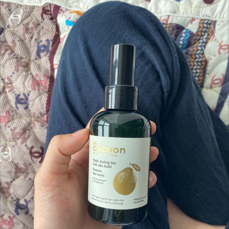 Dầu gội và dầu xả có mùi thơm nhẹ, cảm giác tự nhiên không hoá chất. Mới gội thử 2 hôm thấy cũng ổn. Thực ra mình mua luôn combo là vì ban đầu định mua tinh dầu bưởi 😂 tinh dầu cũng thơm xịn nè