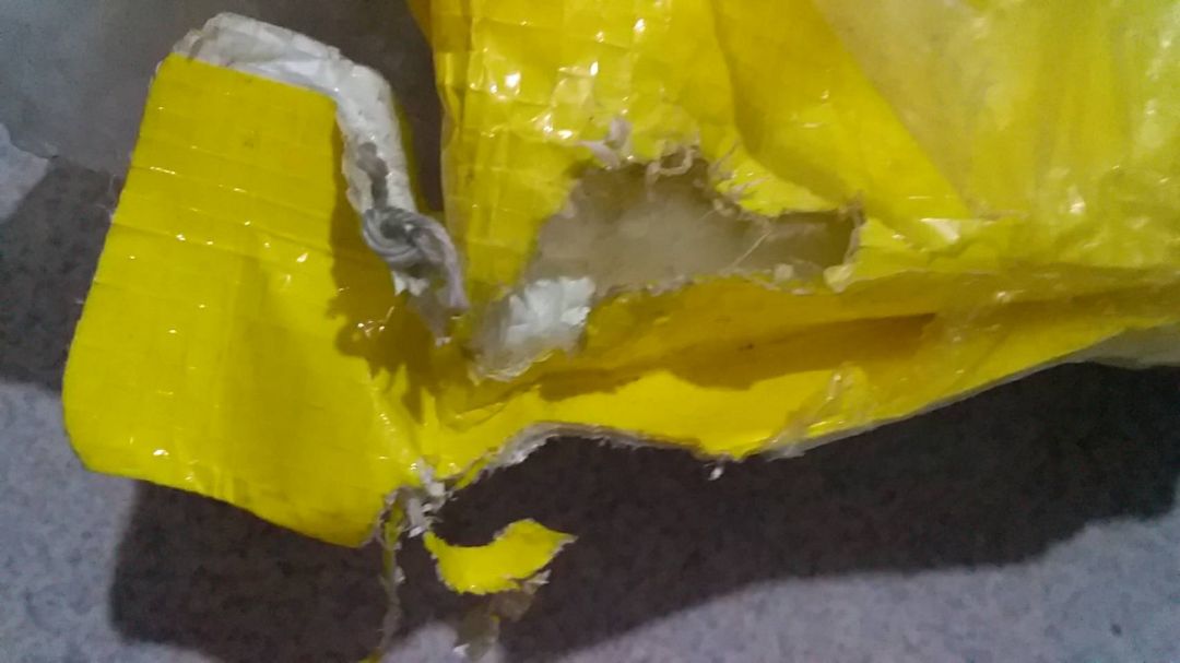 Mình đặt hàng từ hơn 2 tháng trước với dự kiến giao trong tầm 2 tuần. Nhưng hơn 2 tháng sau mình mới nhận được hàng. Lúc nhận được thì bao bì đã bị rách ra như thế này, nhìn có vẻ giống như bị chuột cắn vậy á. Mình có thể hiểu thời gian vận chuyển kéo dài là do tình hình dịch bệnh phức tạp, nhưng bảo quản để sản phẩm bị như thế này thì không được rồi. Mình thật sự không dám cho mèo nhà mình ăn luôn. Lần này Tiki gói hàng cũng ẩu nữa, chỉ có bọc bao ni lông mỏng te bên ngoài thôi. Mình đặt hàng từ hơn 2 tháng trước với dự kiến giao trong tầm 2 tuần. Nhưng hơn 2 tháng sau mình mới nhận được hàng. Lúc nhận được thì bao bì đã bị rách ra như thế này, nhìn có vẻ giống như bị chuột cắn vậy á. Mình có thể hiểu thời gian vận chuyển kéo dài là do tình hình dịch bệnh phức tạp, nhưng bảo quản để sản phẩm bị như thế này thì không được rồi. Mình thật sự không dám cho mèo nhà mình ăn luôn. Lần này Tiki gói hàng cũng ẩu nữa, chỉ có bọc bao ni lông mỏng te bên ngoài thôi.