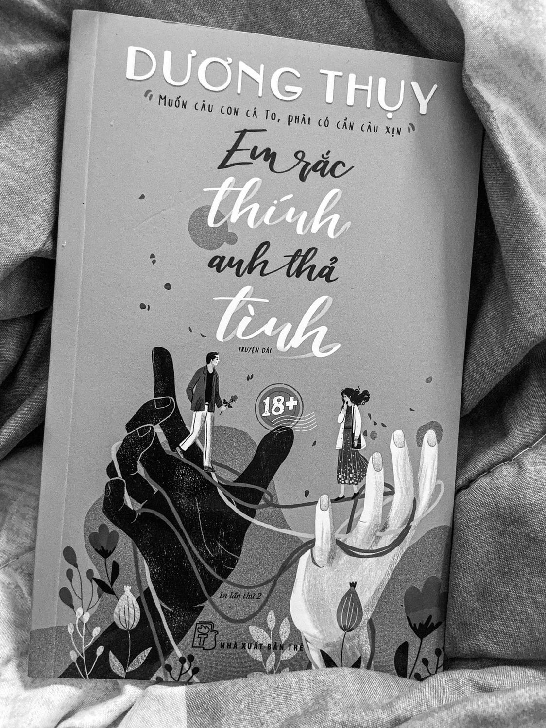 Minh nhận được sách nhanh hơn cả ngày dự định của Tiki, sách mới còn nguyên si trong bọc nilong, khá là hài lòng ạ. Còn về nội dung, cũng đã hơn 12 năm rồi mình mới lại đọc Dương Thuỵ- cảm giác háo hức vẫn như ngày đầu, rồi mình nhận ra nó thích hợp hơn với lứa tuổi của mình khi xưa. Nhưng nói chung ổn, đáng để đọc thử nếu bạn chưa đọc sách của Dương Thuỵ ạ