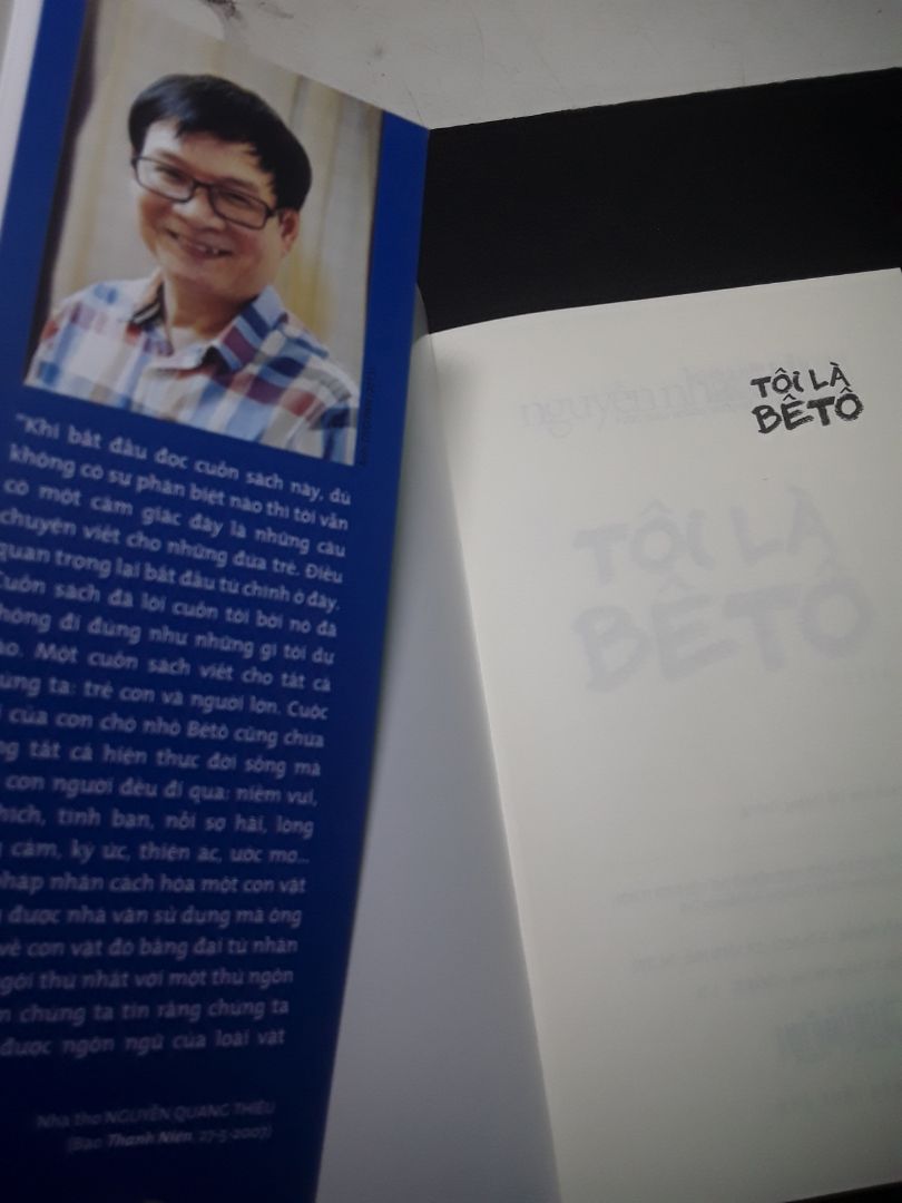 Sách được đóng gói kỹ càng, đây là lần thứ 2 mình mua sách trên tiki, trải nghiệm mua đều rất ưng ý, sách được giao rất nhanh tầm 2-3 ngày, ngoại trừ việc đặt hàng trên app đôi lúc có trục trặc. Tôi là bêtô của bác Ánh là một cuốn sách khá mỏng, tầm 230 trang thôi. Mình rất hào hứng để đọc thử, mọi người đều khen nó rất hay, dễ thương, và ý nghĩa nữa. Sách của bác Ánh viết về động vật, đây là cuốn thứ hai mình đọc, cuốn đầu tiên là chú *** nhỏ nang giỏ hoa hồng, và mình rất thích nên cũng đặt kỳ vọng vào quyển thứ 2 này.