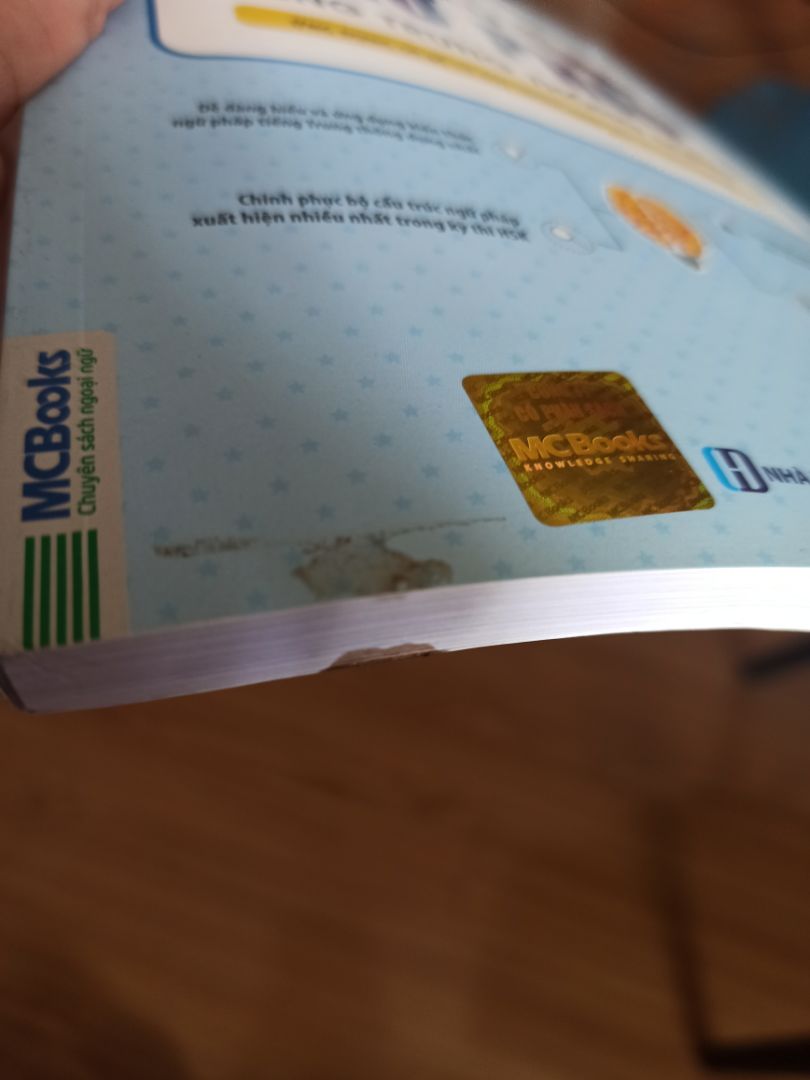 1 cuốn sách bị rách bìa và bị dơ.