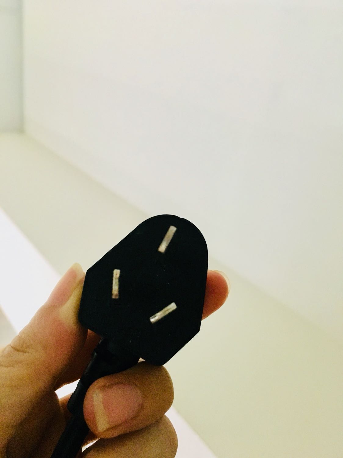 Ổ cắm điện 3 chấu mà xéo xéo như này thì phải làm sao?