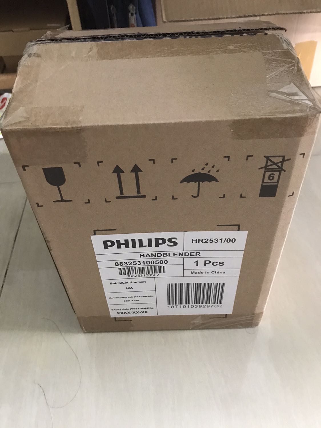 Thấy mọi người nhận thùng móp méo nghĩ chắc mình cũng ko tránh khỏi nhưng ko. Thùng hàng mình nhận đc gồm 1 lớp chống sốc của Tiki bên ngoài. Thùng giấy nhập khẩu như hình. Và thùng máy bên trong. Nên thùng máy cực kì đẹp luôn ạ. Về phần máy thì nhiều bạn chụp hình rồi. 
Mình mua với giá 462k giảm thêm 40k khi thanh toán VNPAY còn 422k quá ngon.